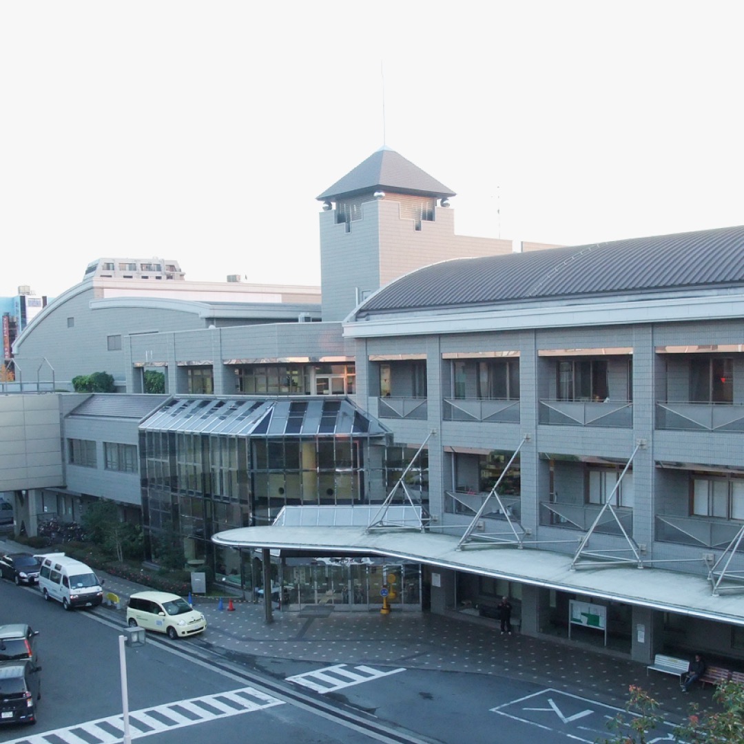 横浜市総合リハビリテーションセンター、地域療育センター、障害者スポーツ文化センターラポール外観。施設で働く人たちやイベントの様子。
